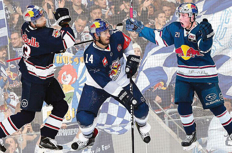 Sie behalten auch in der kommenden Spielzeit das EHC-Trikot an: Michael Wolf, Steve Pinizzotto und Dominik Kahun.