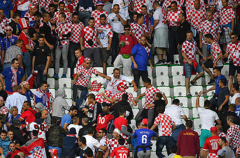 Kroatische "Fans" sind beim Spiel gegen Tschechien völlig ausgerastet. Die Bilder.