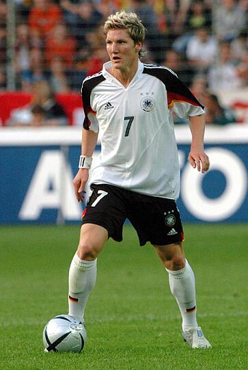 6. Juni 2004: Sein erstes A-Länderspiel bestritt Bastian Schweinsteiger &ndash; ebenso wie sein langjähriger Nationalmannschaftskollege Lukas Podolski &ndash; am in Kaiserslautern bei der 0:2-Niederlage gegen Ungarn.
