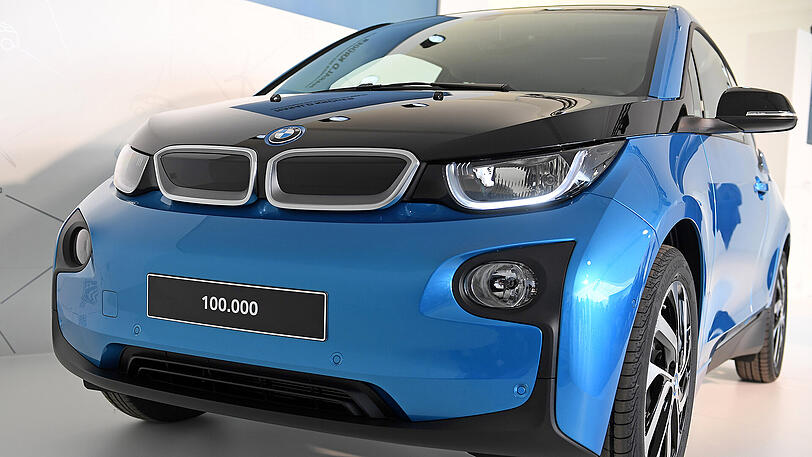 Das blaue Jubiläumsmodell des BMW i3 auf der Bühne im BMW Werk in Leipzig.