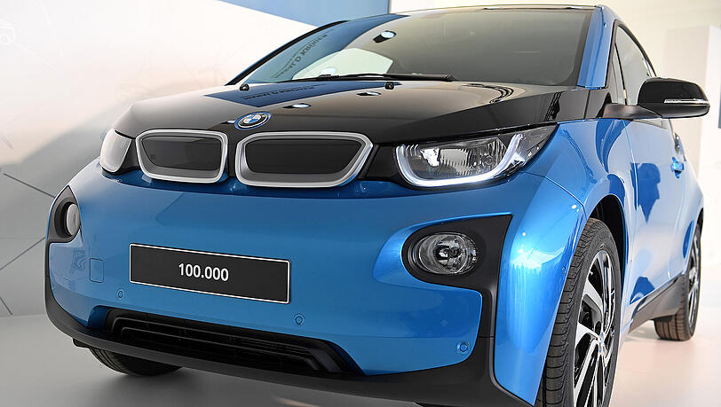 Das blaue Jubiläumsmodell des BMW i3 auf der Bühne im BMW Werk in Leipzig. Das blaue Jubiläumsmodell des BMW i3 auf der Bühne im BMW Werk in Leipzig.