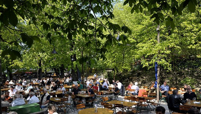 Im Kühlen unter Kastanien sitzen und entspannen: Im Augustiner Biergarten. Im Kühlen unter Kastanien sitzen und entspannen: Im Augustiner Biergarten.