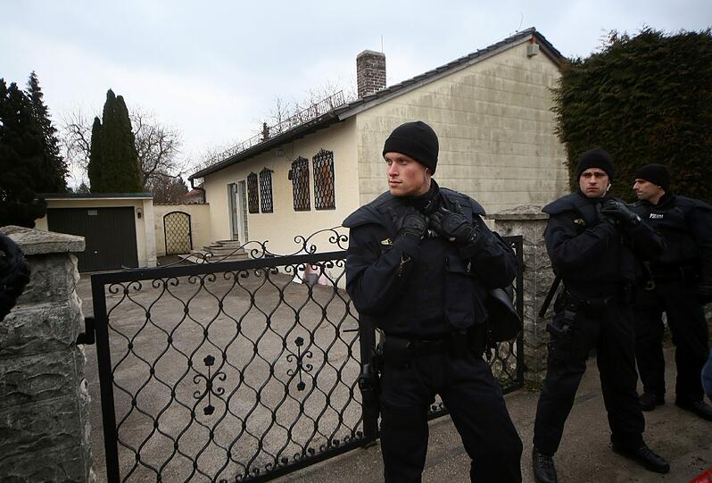 Rund 1000 Münchner haben im März gegen das "Braune Haus" in Obermenzing demonstriert.