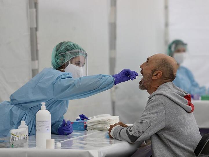 Eine Mitarbeiterin des spanischen Gesundheitswesens nimmt einen Abstrich. In Spanien wächst die Sorge einer zweiten Corona-Welle.
