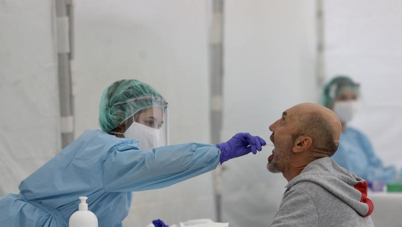 Eine Mitarbeiterin des spanischen Gesundheitswesens nimmt einen Abstrich. In Spanien wächst die Sorge einer zweiten Corona-Welle. Eine Mitarbeiterin des spanischen Gesundheitswesens nimmt einen Abstrich. In Spanien wächst die Sorge einer zweiten Corona-Welle.