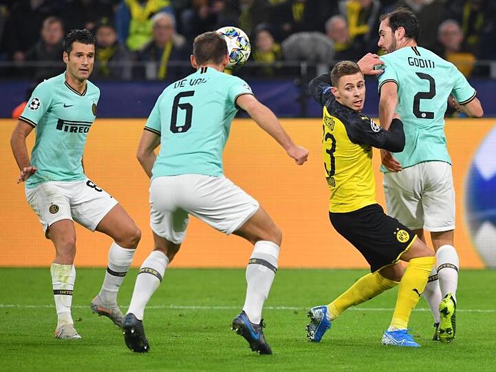 Dortmunds Thorgan Hazard (M) kann sich gegen gleich drei Inter-Spieler nicht durchsetzen.