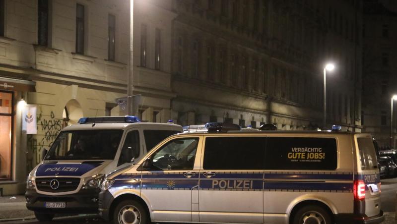 Polizeifahrzeuge blockieren eine Straße in Leipzig. Das Landeskriminalamt Sachsen hat am Mittwochmorgen eine großangelegte Razzia in Dresden und Leipzig gestartet.