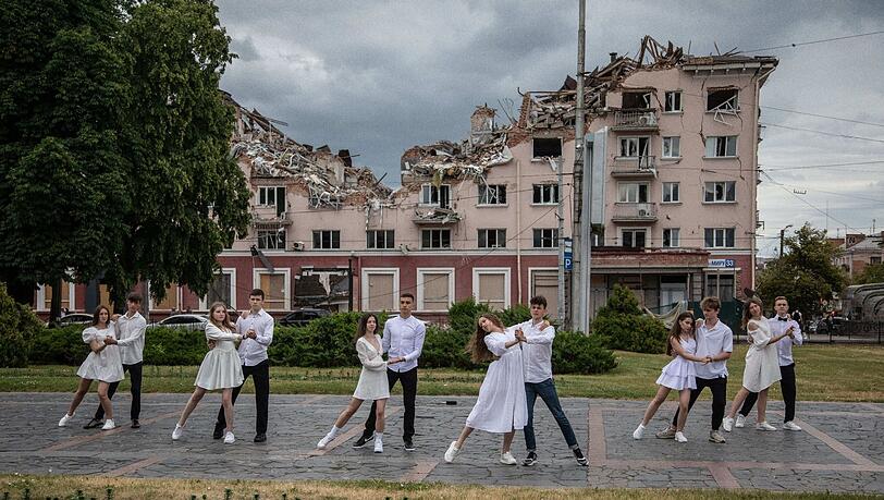 Fast surreal wirkt diese Aufnahme von Abiturienten einer Schule aus Tschernihiw, die vor einem zerstörten Hotel tanzen. Fast surreal wirkt diese Aufnahme von Abiturienten einer Schule aus Tschernihiw, die vor einem zerstörten Hotel tanzen.