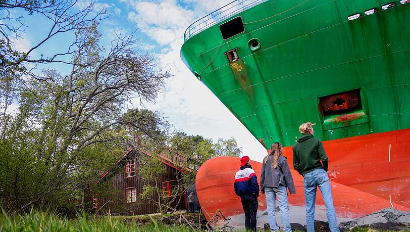 Das war knapp: Ein Containerschiff ist in einem norwegischen Fjord kurz vor einem Haus am Wasser zum Stehen gekommen.