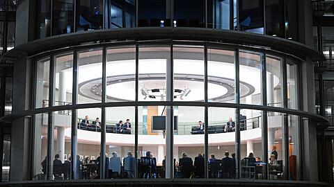 Die Sitzung dauerte bis zum frühen Morgen.