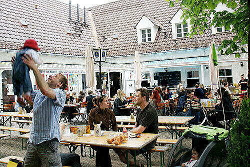 Große und kleine Gäste kommen auf ihre Kosten &ndash; im Theaterplatz am Hart.