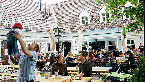 Große und kleine Gäste kommen auf ihre Kosten – im Theaterplatz am Hart. Große und kleine Gäste kommen auf ihre Kosten – im Theaterplatz am Hart.