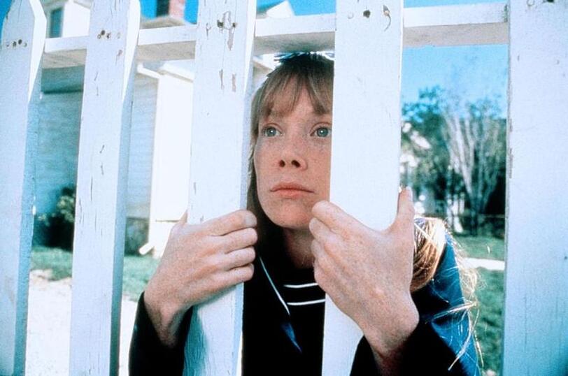 "Carrie", die Geschichte eines schüchternen Mädchens mit übernatürlichen Fähigkeiten, war der vierte Roman von Stephen King, aber der erste, der 1973 veröffentlicht wurde. Auch die gleichnamige Verfilmung von Brian De Palma drei Jahre später wurde zum Klassiker des Genres. "Carrie", die Geschichte eines schüchternen Mädchens mit übernatürlichen Fähigkeiten, war der vierte Roman von Stephen King, aber der erste, der 1973 veröffentlicht wurde. Auch die gleichnamige Verfilmung von Brian De Palma drei Jahre später wurde zum Klassiker des Genres.