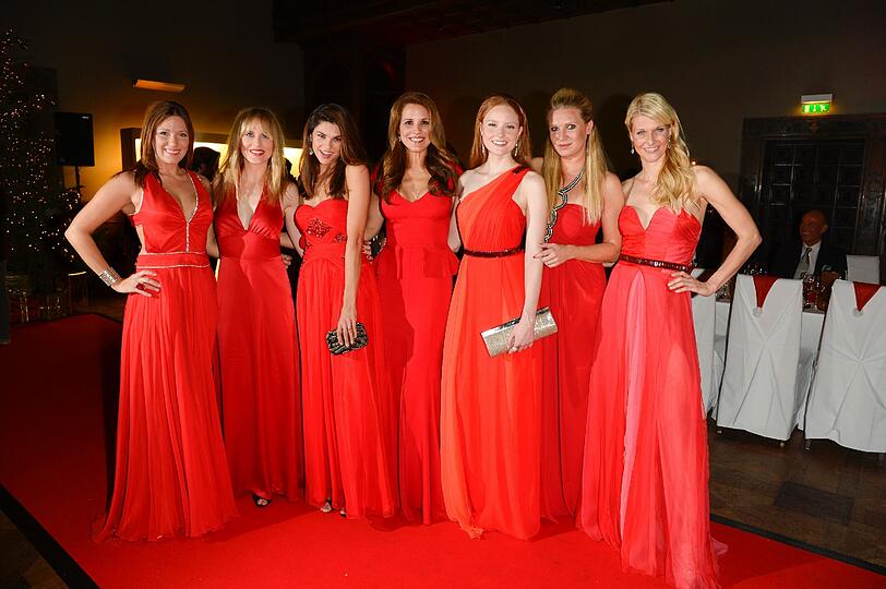 Promi-Damen in Leih-Roben und Lothar Matthäus als Weihnachtsmann. Die Bilder von der Weihnachtsfeier des Online-Kleiderverleihs &bdquo;dresscoded.com&ldquo;.