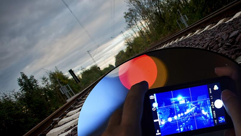 Hirnrissige Aktion auf Bahngleisen: Vier Jugendliche begaben sich zum Fotografieren in Lebensgefahr (Symbolbild) Hirnrissige Aktion auf Bahngleisen: Vier Jugendliche begaben sich zum Fotografieren in Lebensgefahr (Symbolbild)