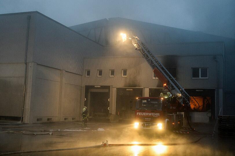 Die Einsatzkräfte am Unglücksort in der Brandnacht.
