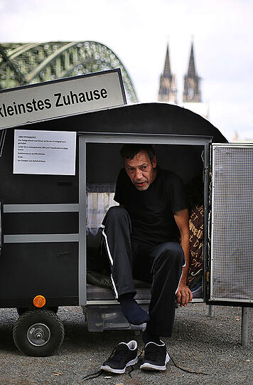Der Arbeitslose Maik Stolze in seinem selbstgebauten Wohnwagen am Rheinufer in Köln.