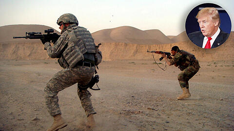 Oktober 2008: Ein US-Soldat unterstützt einen afghanischen Soldaten beim Kampf gegen Taliban-Kämpfer. Jetzt will US-Präsident Donald Trump (kl. Bild) wieder mehr Truppen nach Afghanistan schicken.