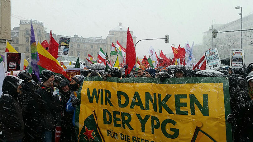 Nach der Auftaktkundgebung auf dem Karlsplatz ging es im Demonstrationszug durch München.