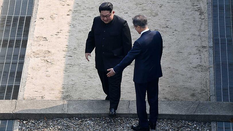 Ein kleiner Schritt für Kim Jong-Un, ein großer für die Menschheit? Nordkoreas Diktator überschreitet die Grenze zum Süden.