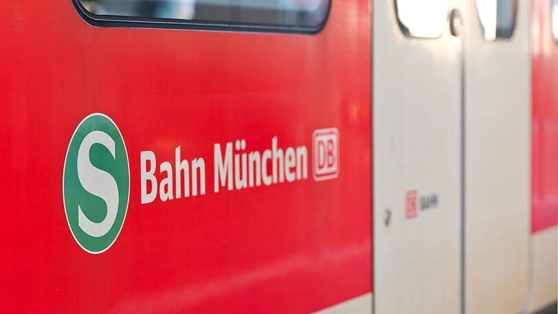 Eine S-Bahn steht am 01.12.2011 in München (Oberbayern) an der Haltestelle Hackerbrücke. Die Verkehrsunternehmen im MVV sind bestrebt, die Service-Angebote auf Bahnhöfen sowie an Haltestellen und in den Verkehrsmitteln kontinuierlich zu erweitern. Foto: Sven Hoppe dpa/lby +++(c) dpa - Bildfu