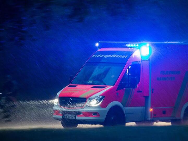Ein Rettungswagen mit Blaulicht fährt über eine Straße. Foto: Silas Stein/Archiv