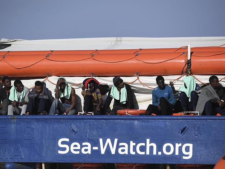 Die "Sea-Watch 3" hatte vor rund zehn Tagen 47 Migranten vor Libyen geborgen und harrt nun vor der sizilianischen Küste der Dinge.