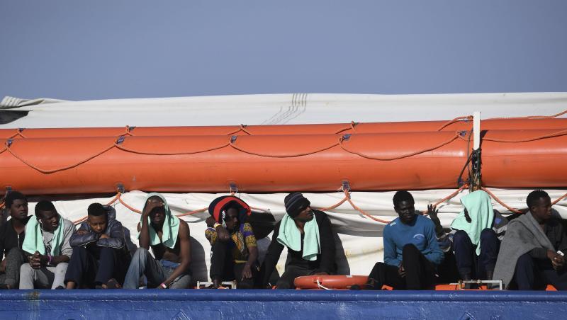 Die "Sea-Watch 3" hatte vor rund zehn Tagen 47 Migranten vor Libyen geborgen und harrt nun vor der sizilianischen Küste der Dinge. Die "Sea-Watch 3" hatte vor rund zehn Tagen 47 Migranten vor Libyen geborgen und harrt nun vor der sizilianischen Küste der Dinge.