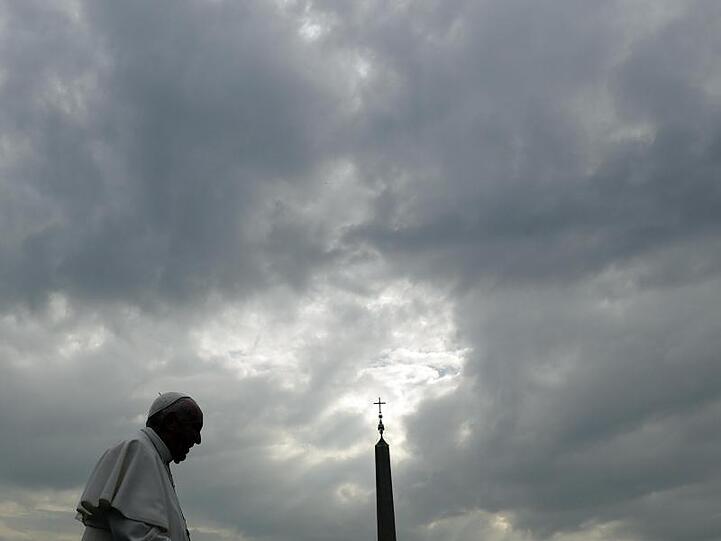 Papst Franziskus zeichnet sich vor einem bewölkten Himmel ab. Foto: Gregorio Borgia/AP/Archivbild
