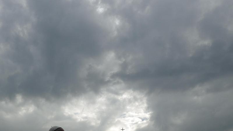 Papst Franziskus zeichnet sich vor einem bewölkten Himmel ab. Foto: Gregorio Borgia/AP/Archivbild