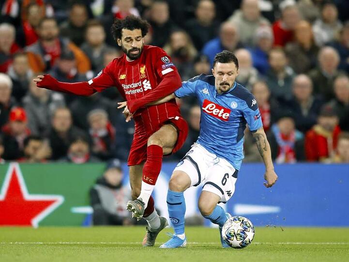 Liverpools Mohamed Salah (l) und Mario Rui aus Neapel kämpfen um den Ball.
