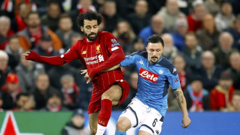 Liverpools Mohamed Salah (l) und Mario Rui aus Neapel kämpfen um den Ball. Liverpools Mohamed Salah (l) und Mario Rui aus Neapel kämpfen um den Ball.