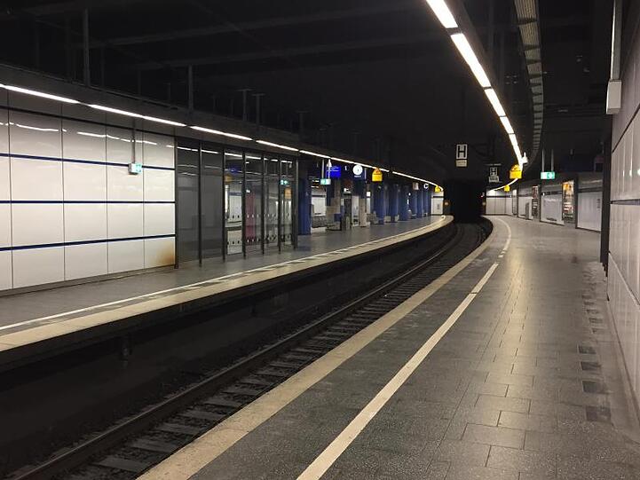 Völlig leere S-Bahnsteige an der Station Stachus. Foto: Marco Krefting/dpa/Archivbild