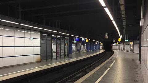 Völlig leere S-Bahnsteige an der Station Stachus. Foto: Marco Krefting/dpa/Archivbild