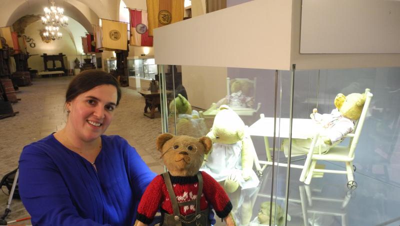 Kuratorin Veronika Genslein hält im Museum in Franken einen alten Teddybär in die Kamera. Foto: Christiane Bosch/Archiv Kuratorin Veronika Genslein hält im Museum in Franken einen alten Teddybär in die Kamera. Foto: Christiane Bosch/Archiv