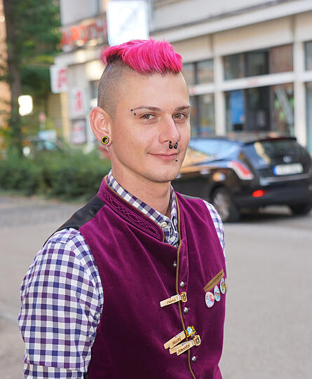 Friseur Michi Schnotz (33): "Wir sind nicht im Wunderland. Aus meiner Sicht ist das diesmal bei der Bundestagswahl wie Schrottwichteln, es bedeutet Pest oder Cholera. Auf keinem Fall will ich schwarz wählen, denn die machen mir zu viel Show."