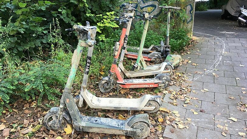 Sieben E-Scooter wurden bei einer Auskehr aus dem Auer Mühlbach gezogen.