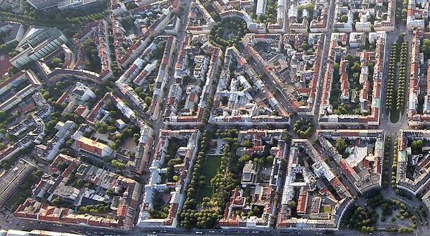 Blick aus dem Ballon: Die Pariser Straße zieht sich von der Wolfgangskirche links über die Rosenheimer Straße zum kreisrunden Pariser Platz bis zum Bordeauxplatz (rechts). Blick aus dem Ballon: Die Pariser Straße zieht sich von der Wolfgangskirche links über die Rosenheimer Straße zum kreisrunden Pariser Platz bis zum Bordeauxplatz (rechts).