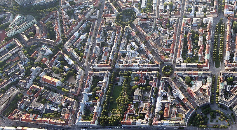 Blick aus dem Ballon: Die Pariser Straße zieht sich von der Wolfgangskirche links über die Rosenheimer Straße zum kreisrunden Pariser Platz bis zum Bordeauxplatz (rechts).