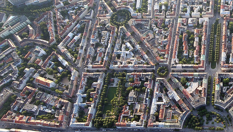 Blick aus dem Ballon: Die Pariser Straße zieht sich von der Wolfgangskirche links über die Rosenheimer Straße zum kreisrunden Pariser Platz bis zum Bordeauxplatz (rechts).