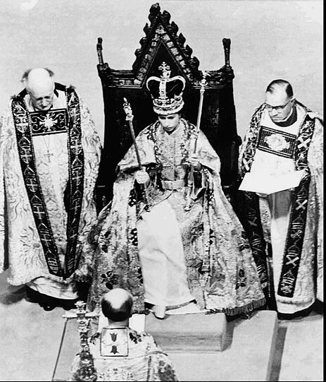 Elizabeth II. bei ihrer Krönung.