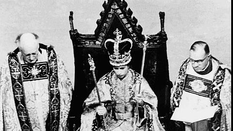 Elizabeth II. bei ihrer Krönung.