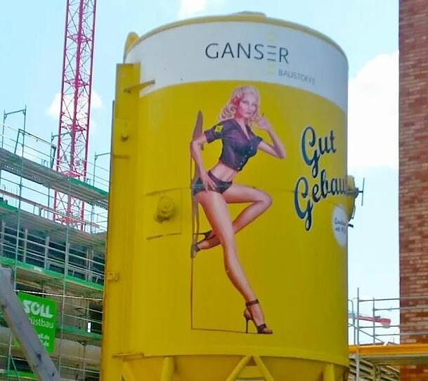 Vorher war auf dem Silo noch eine Pin-up-Dame zu sehen. Vorher war auf dem Silo noch eine Pin-up-Dame zu sehen.