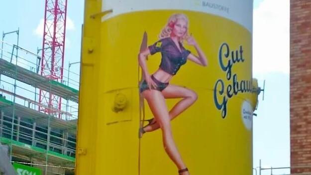 Vorher war auf dem Silo noch eine Pin-up-Dame zu sehen. Vorher war auf dem Silo noch eine Pin-up-Dame zu sehen.