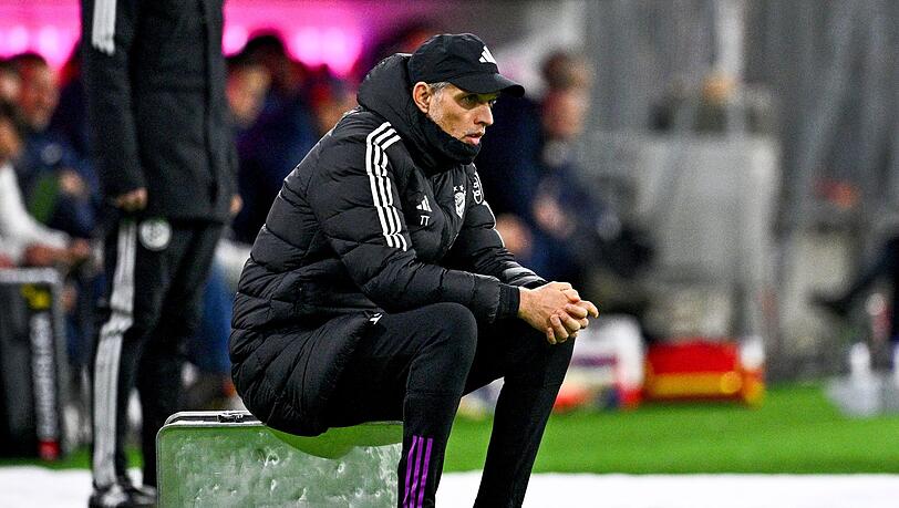 Bayern-Trainer Thomas Tuchel sitzt während der Partie gegen RB Leipzig auf einem Aluminiumkoffer.