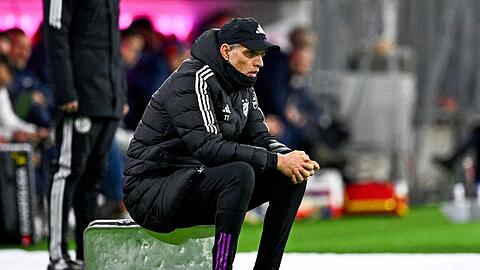 Bayern-Trainer Thomas Tuchel sitzt während der Partie gegen RB Leipzig auf einem Aluminiumkoffer.