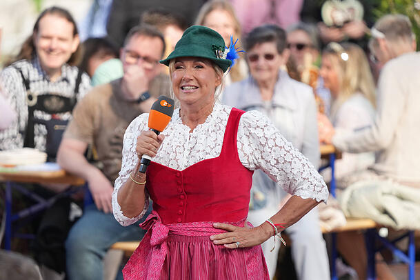 Seit dem Jahr 2000 steht Andrea Kiewel bereits für den "ZDF-Fernsehgarten" vor der Kamera. Seit dem Jahr 2000 steht Andrea Kiewel bereits für den "ZDF-Fernsehgarten" vor der Kamera.