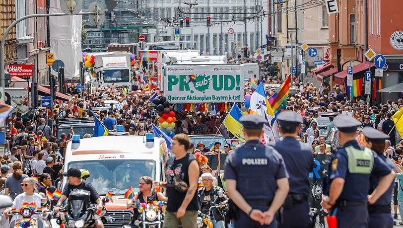 Der Christopher Street Day zog vergangenes Jahr Tausende Münchner und Münchnerinnen auf die Straßen. Alles verlief friedlich. In diesem Jahr haben die Veranstalter noch einmal nachjustiert. Auslöser war der Anschlag 2024 auf den Magdeburger Weihnachtsmarkt.