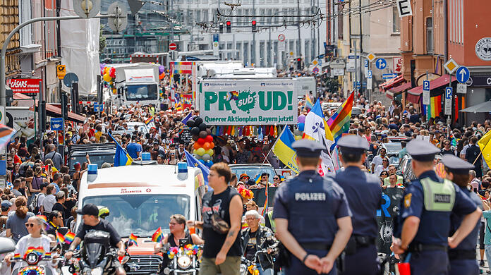 Der Christopher Street Day zog vergangenes Jahr Tausende Münchner und Münchnerinnen auf die Straßen. Alles verlief friedlich. In diesem Jahr haben die Veranstalter noch einmal nachjustiert. Auslöser war der Anschlag 2024 auf den Magdeburger Weihnachtsmarkt.