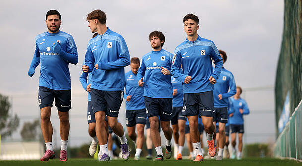 Soll an die Profimannschaft des TSV 1860 herangef&uuml;hrt werden: Noah Klose, hier mit Kevin Volland (links) und Loris Husic (rechts).